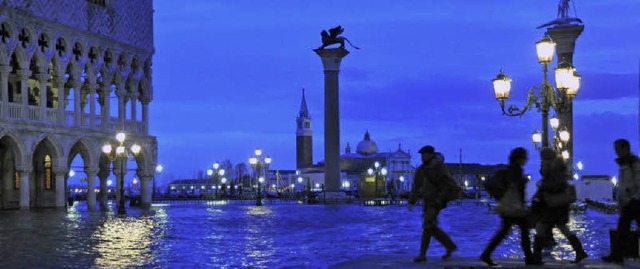 Weltberhmt: der Markusplatz in Venedig &#8211; hier bei Nacht   | Foto: dpa