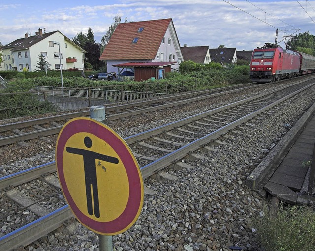 Die geplante Lrmschutzwand soll die Belastung fr die Bahnanlieger senken.  | Foto: Archivfoto: Gollrad