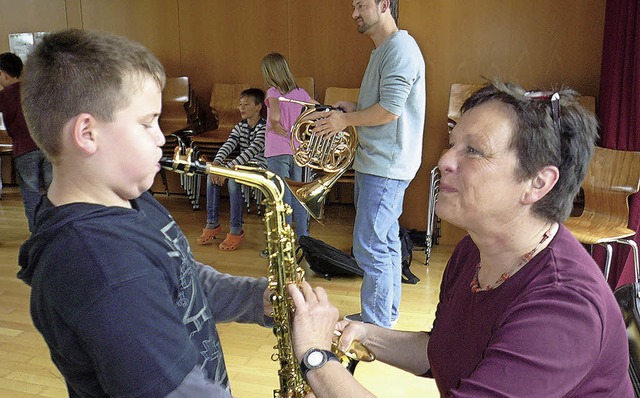 <BZ-FotoAnlauf>Musikverein wirbt:</BZ-...im weist Dustin in das  Saxophon ein.   | Foto: Privat