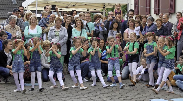 Die &#8222;Lollipopgirls&#8220; begeis...rozinium in Ringsheim mit ihrem Tanz.   | Foto: Adelbert Mutz