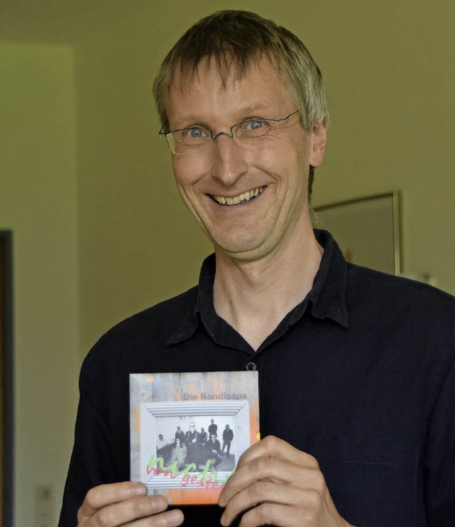 Stefan Nottbrock zeigt die erste CD der Handicaps.  | Foto: Sarah Nltner