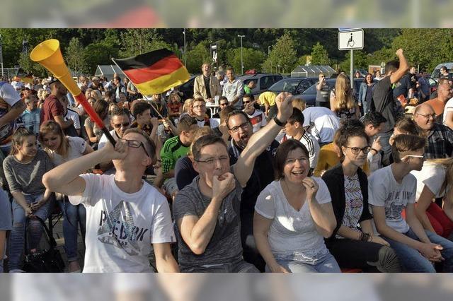 500 Fans beim Public Viewing auf dem Hieber-Parkplatz