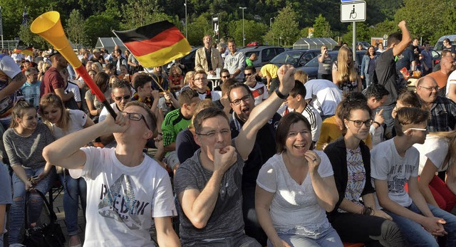 Hunderte Fuballfans feierten den EM-S...schen Nationalelf beim Public Viewing.  | Foto: Heinz Vollmar