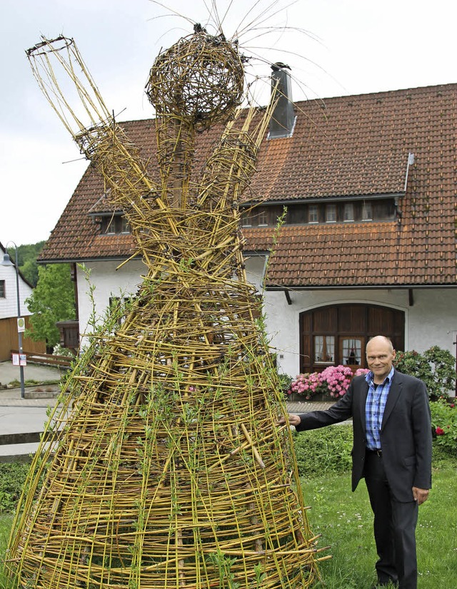Schmitzingens Ortsvorsteher Siegmar Mu... des Dorfjubilums aufgestellt wurde.   | Foto: Manfred Dinort
