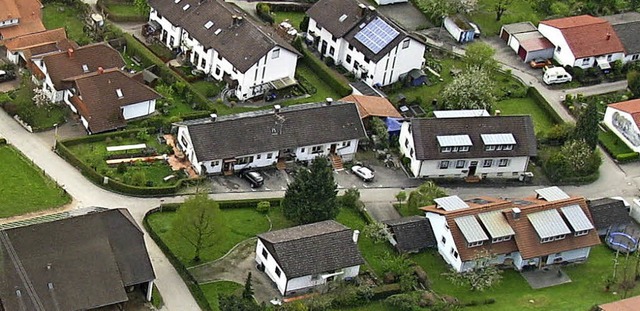 Das kleine Huschen mittig im Vordergr...h ein Mehrfamilienhaus ersetzt werden.  | Foto: Manfred Lange