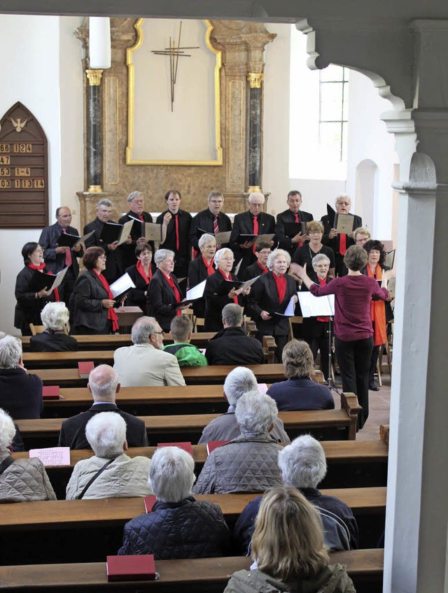 Der Kirchenchor aus Btzingen umrahmte... Jubilumsgottesdienst in Hugstetten.   | Foto: Mario Schneberg