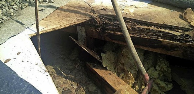 So sieht es unter dem Flachdach aus: Der Unterbau ist marode.   | Foto: Stadt