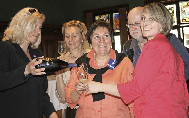 Christina Krebs (rechts) und Monika Fr...lt und Qualitt der deutschen Weine.    | Foto: Bezirkskellerei