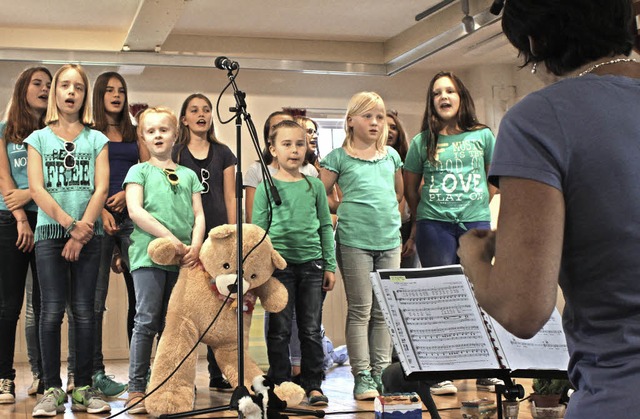 Mitglieder des Kinder- und Jugendchore...ofen bei ihrem Auftritt im Georgsheim   | Foto: Lara Walter