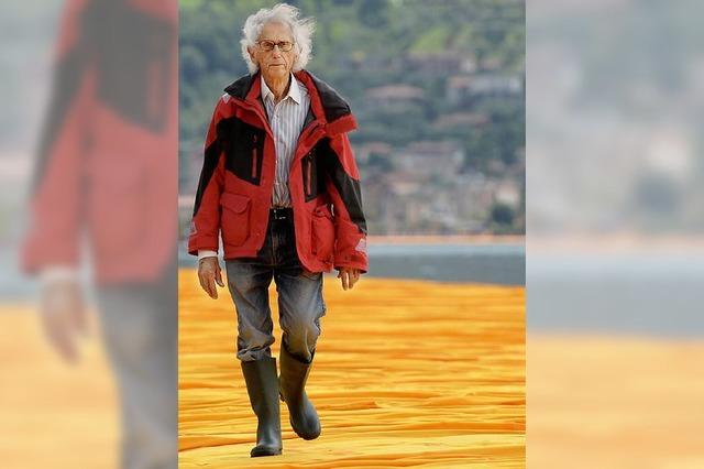 Die Floating Piers des Künstlers Christo in Italien ziehen zehntausende Menschen an