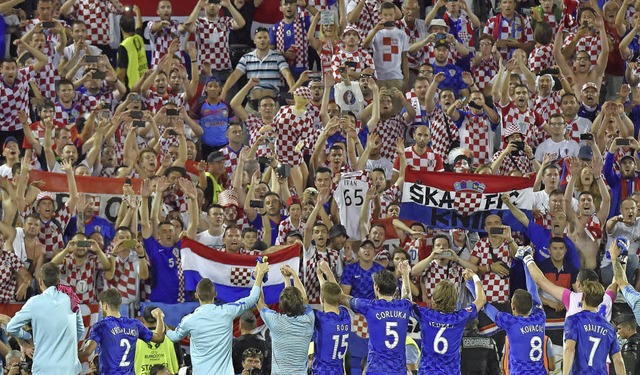 Kroatische Fuballer und deren Fans feiern sich nach dem Sieg ber Spanien.   | Foto:  AFP