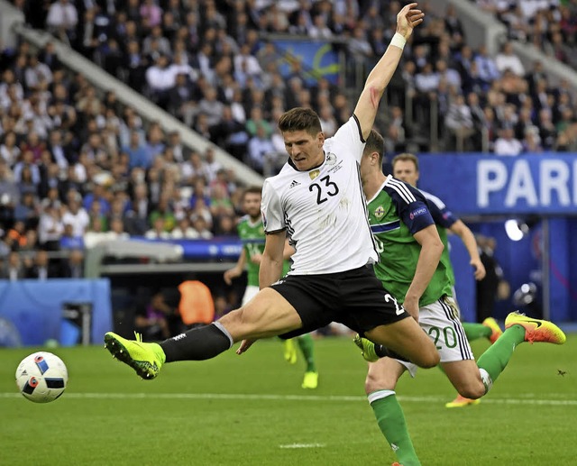 Mario Gomez beeindruckte gegen Nordirland durch  physische Prsenz.  | Foto: dpa