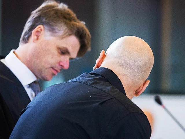 Frank S. (rechts) im Gesprch mit seinem Verteidiger Jasper Marten  | Foto: dpa