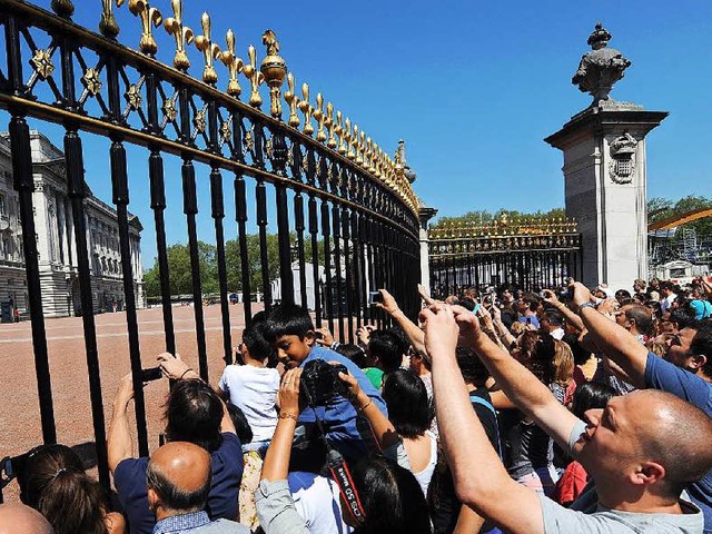 Touristen am Buckingham Palace: Reisen...ei einem Brexit erst mal nicht teurer.  | Foto: dpa