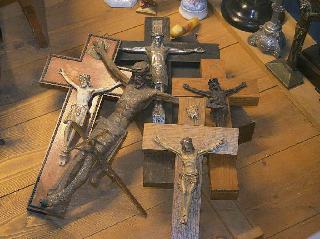 Kruzifixe, Rosenkrnze, Gebetsbcher und  Messgewnder - Sogar die Rubrik "Religion" ist im Mllmuseum Wallbach vertreten.