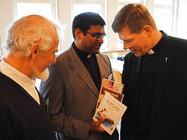 Kaplan Gnani Raj Lazar berreichte im ...an Erzbischof Stephan Burger (rechts).  | Foto: Heiner Baur