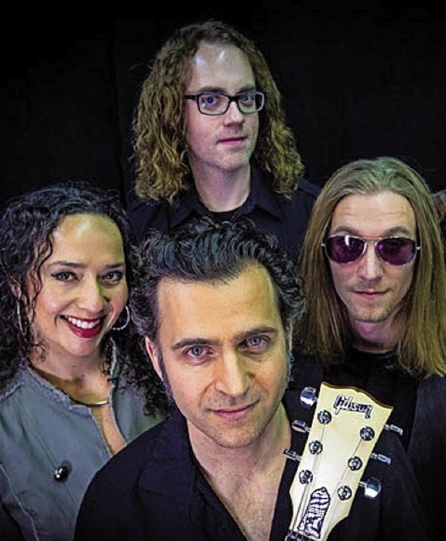 Dweezil Zappa (vorne) und drei seiner Mitstreiter  | Foto: promo