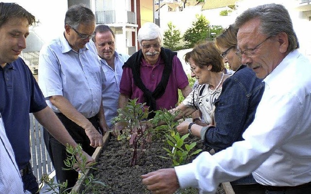 Verschnerung der Terrasse vor der Begegnungssttte durch den Brgerverein   | Foto: Privat