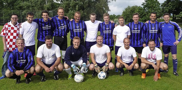 Die Vorstnde des FC Oberhausen und de...t mit dem runden Leder umgehen knnen.  | Foto: Privat