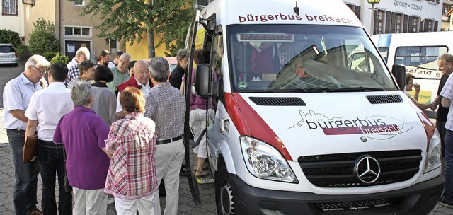 Der Breisacher Brgerbus-Verein prsen... Endingen fr ihren Stdtlibus kaufen.  | Foto: Martin Wendel