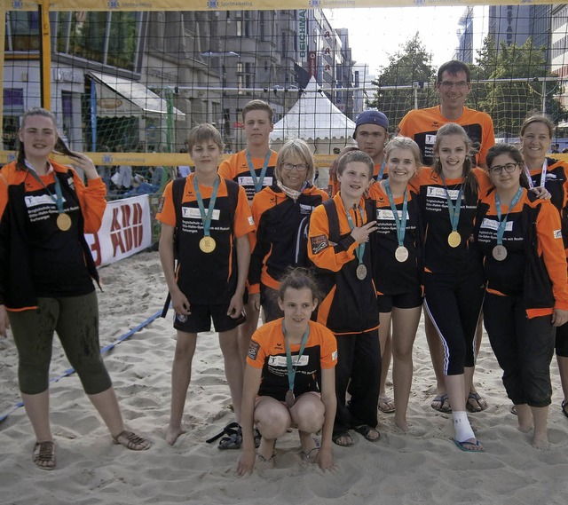Spa im Sand: das Special-Olympic-Team...urtwangen mit Betreuerin Angela Knig   | Foto: zvg