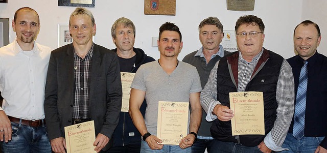 Vorsitzender Daniel Baumer (rechts) un... bei der Hauptversammlung im Clubheim.  | Foto: Karin Heiss