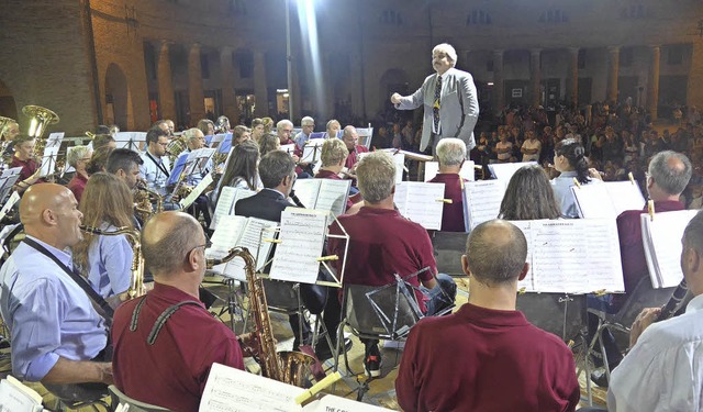 Die  Lrracher Blasmusiker und die Ban... beim Konzert auf dem Foro Annonario    | Foto: ZVG