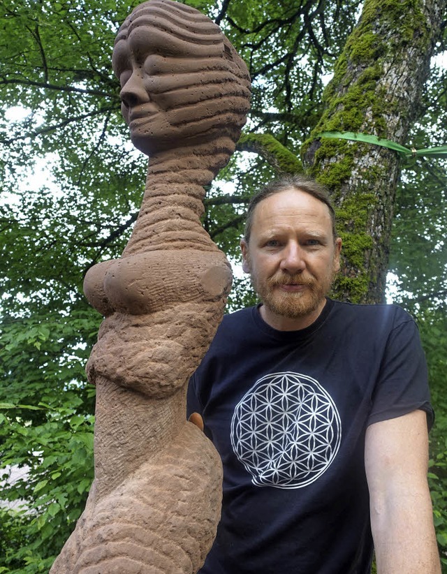 Bildhauer Tilo Tscheulin mit einer neuen Sandstein-Skulptur.  | Foto: Roswitha Frey