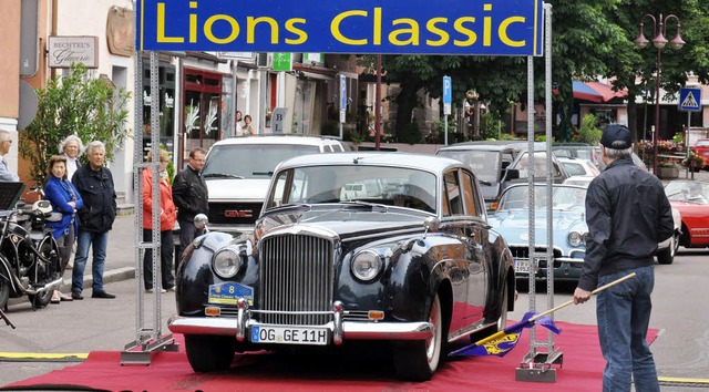 Auch eine schmucke Bentley-Limousine, ...torplatz  zur 7. Lions Classic Tour.    | Foto: Kai Kricheldorff