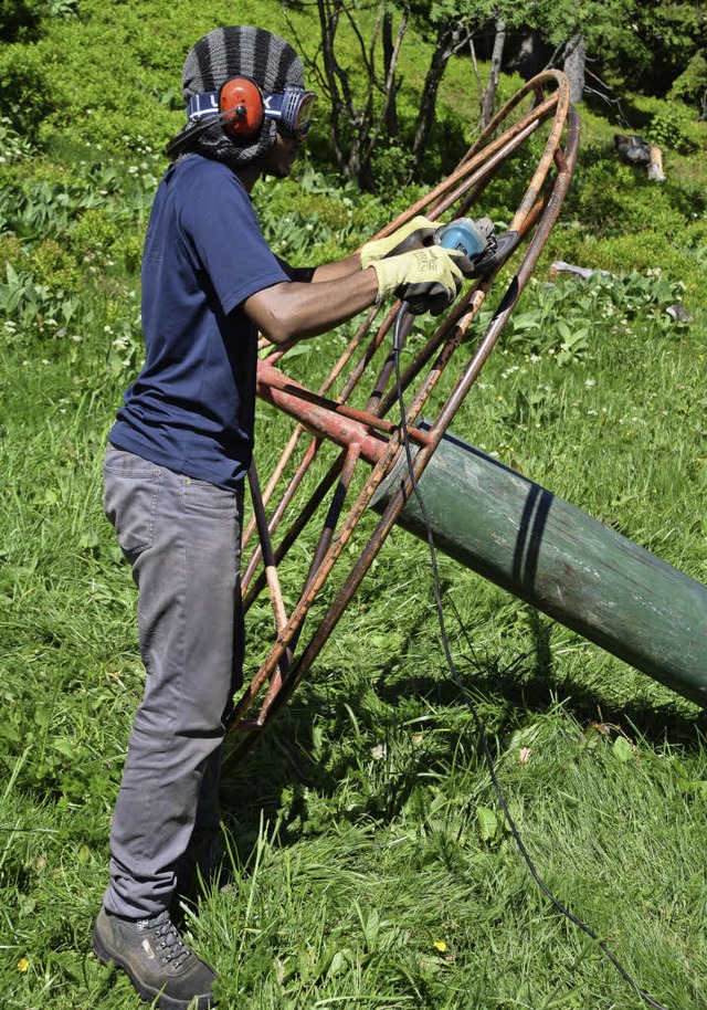 Bufdi Carlos schleift den Drehpilz ab, eine FJlerin bearbeitet einen Stamm.  | Foto: Evamarie Kurfess