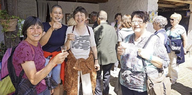 Ein Prosit auf die Gastlichkeit in Kir...es Ortsteilrundgangs durch Kirchhofen.  | Foto: Anne Freyer/Andrea gallien