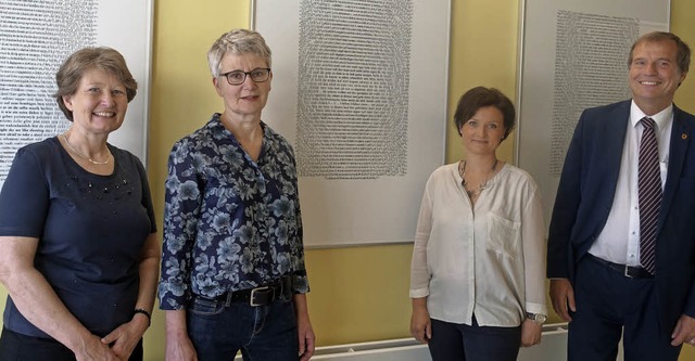 Andrea Strecker (von links), Ruth Loib...rwurmprotokoll in der Stadtbibliothek   | Foto: Roswitha Frey