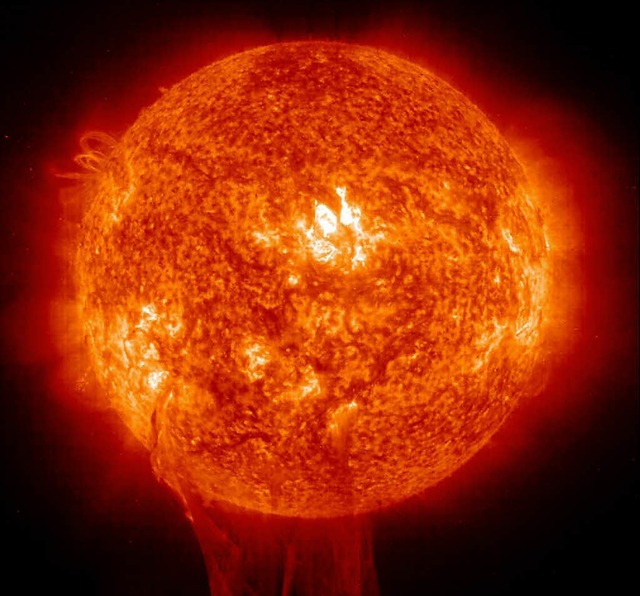 Die Sonne ist eine brodelnde Gaskugel.  | Foto: fotos: dpa/grafik: BZ