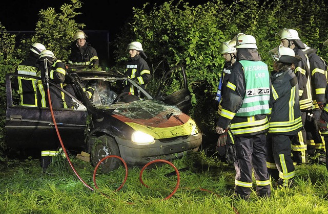 Feuerwehrleute  befreien den Fahrer.   | Foto: Wolfgang Knstle