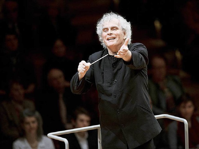 Sir Simon Rattle dirigiert  im Oktober 2015 seinen Beethoven-Zyklus in Berlin.   | Foto: monika rittershaus