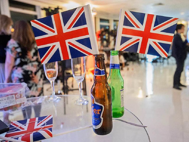 Mit den beiden Bierflaschen haben Brexit-Befrworter angestoen.  | Foto: dpa