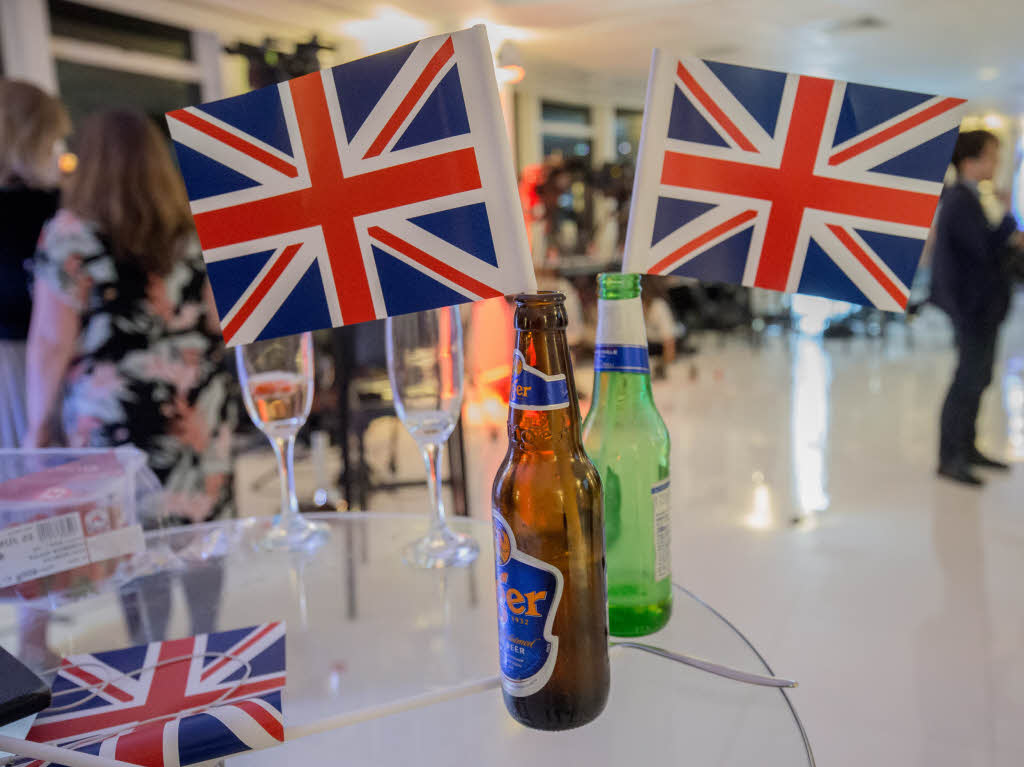 Zeugnisse des Sieges: Die beiden Bierflaschen haben Befrworter des EU-Austritts bei ihrer Wahlparty geleert.