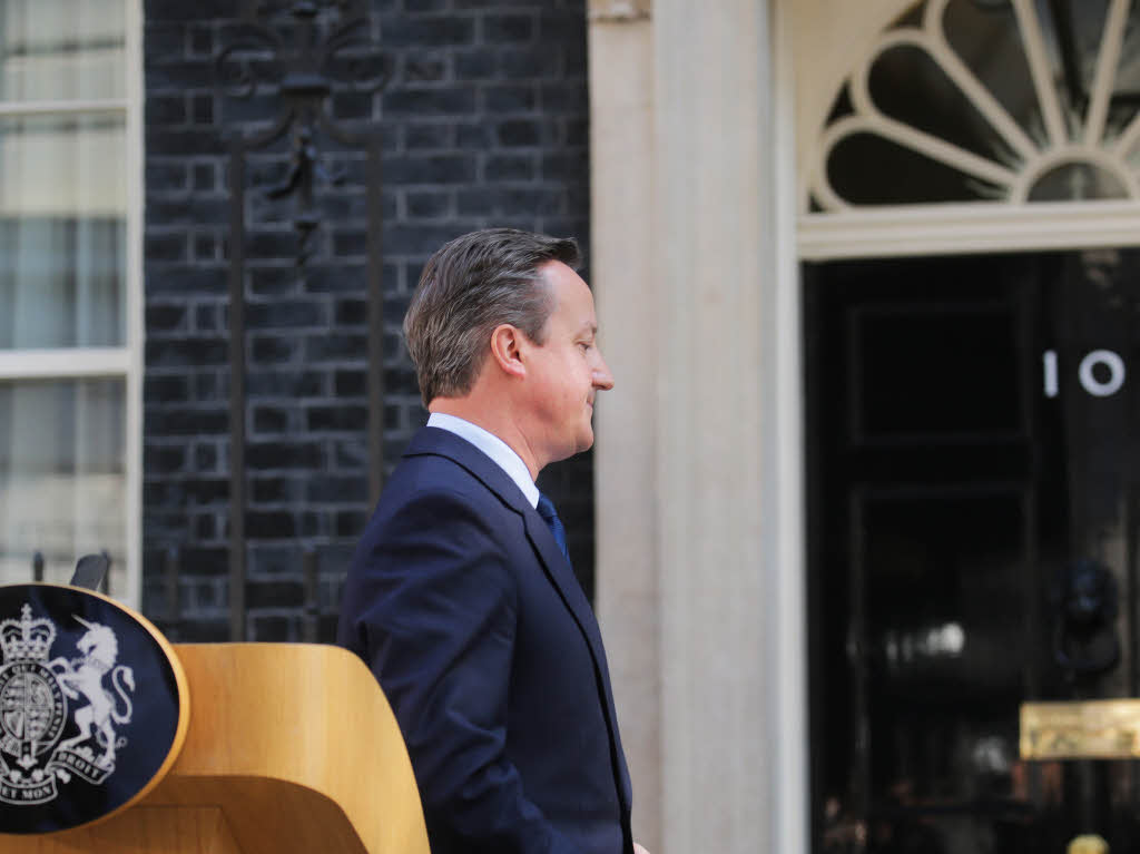 Das Bild greift es vorweg: Der britische Premierminister David Cameron hat am Freitagmorgen seinen Rcktritt angekndigt – fr Herbst.