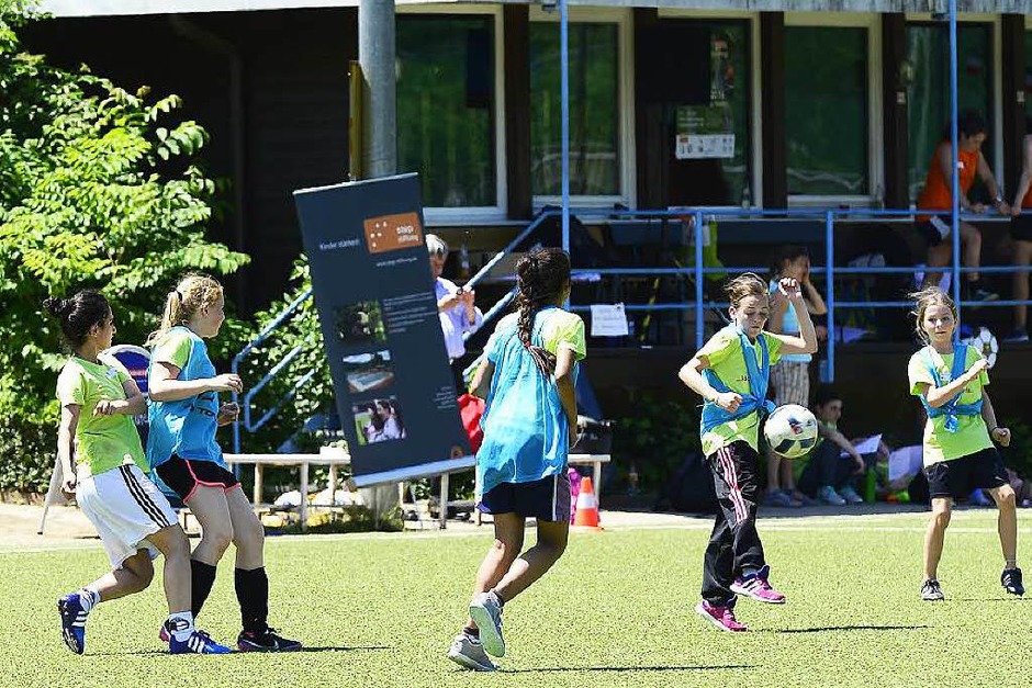 7. "Kick for girls"-Mädchenfußballtag in Freiburg (Foto: Ingo Schneider) 7. "Kick for girls"-Mädchenfußballtag in Freiburg (Foto: Ingo Schneider)