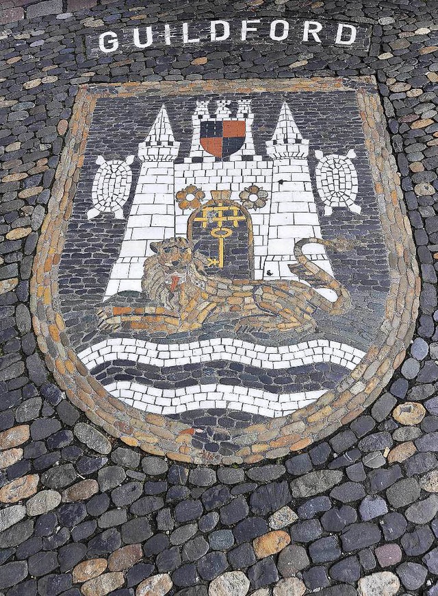Das Wappen von Freiburgs Partnerstadt Guildford auf dem Rathausplatz  | Foto: Ingo Schneider