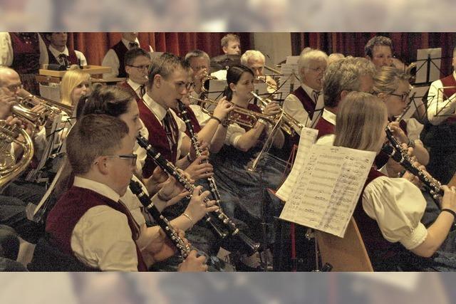 Blaskapellen spielen zur Unterhaltung beim Musikfest in Urberg