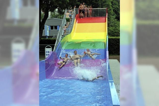 Mit Freibadfrderverein, Jugendfeuerwehr und Schwimmabteilung des Turnvereins in Titisee-Neustadt