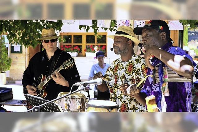 Afrikanisches Essen und afrikanische Rhythmen beim Familienfest fr den guten Zweck