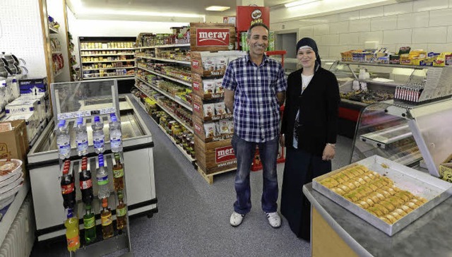 Ses an der Theke,  in den Regalen Al...a in ihrem &#8222;Gven Market&#8220;.  | Foto: Ingo Schneider