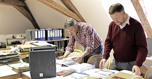 Sepp Saier (links) und Stefan Metzger ...ten und sichten zahlreiche Dokumente.   | Foto: Erich Krieger