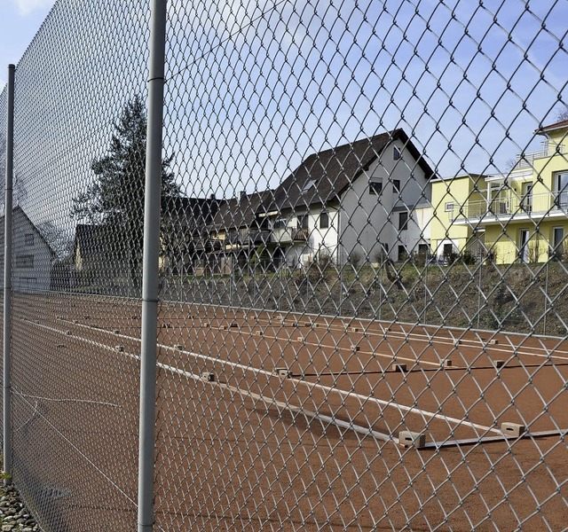 Ein mglicher Standort fr eine Flchtlingsunterkunft sind die Tennispltze.  | Foto: Andrea Gallien