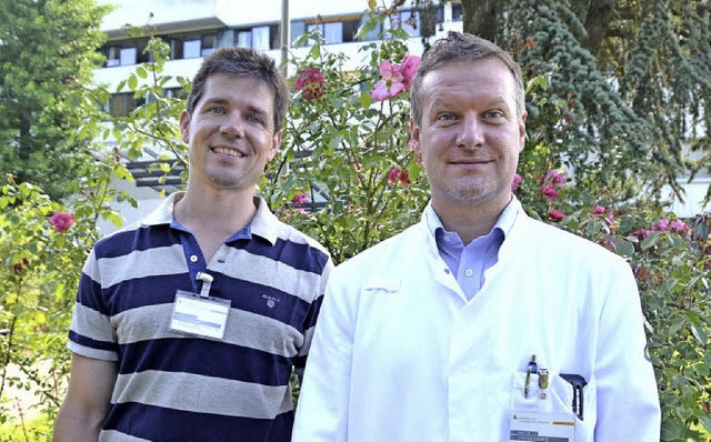 Die rzte Elias Berning (links) aus Sc...h im Medizinischen Versorgungszentrum.  | Foto: Peter gerigk