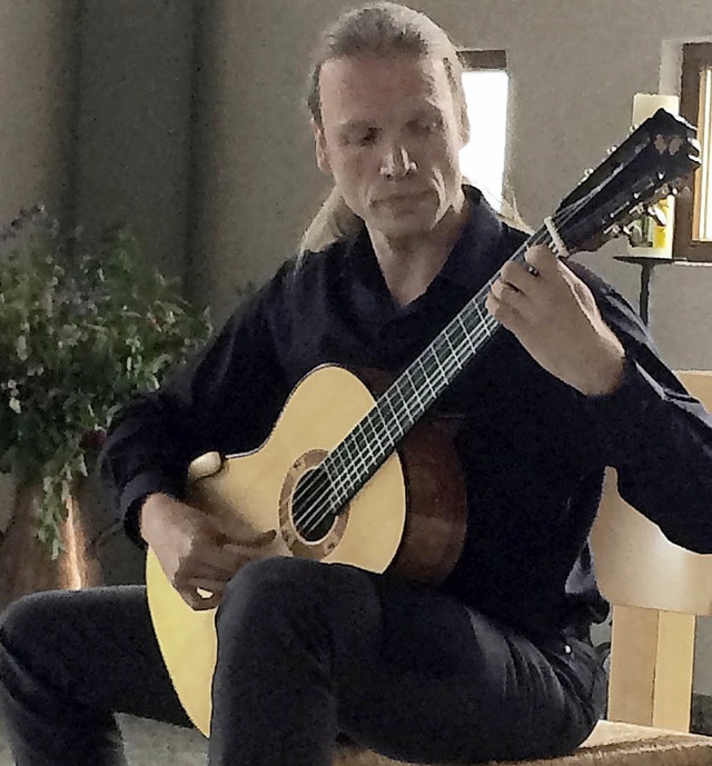 Dietmar Roser gab in der kleinen Kapel...ed ein meisterhaftes Gitarrenkonzert.   | Foto: privat