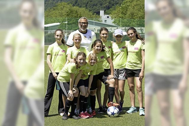 Jimmy Hartwig besucht junge Fuballerinnen beim 