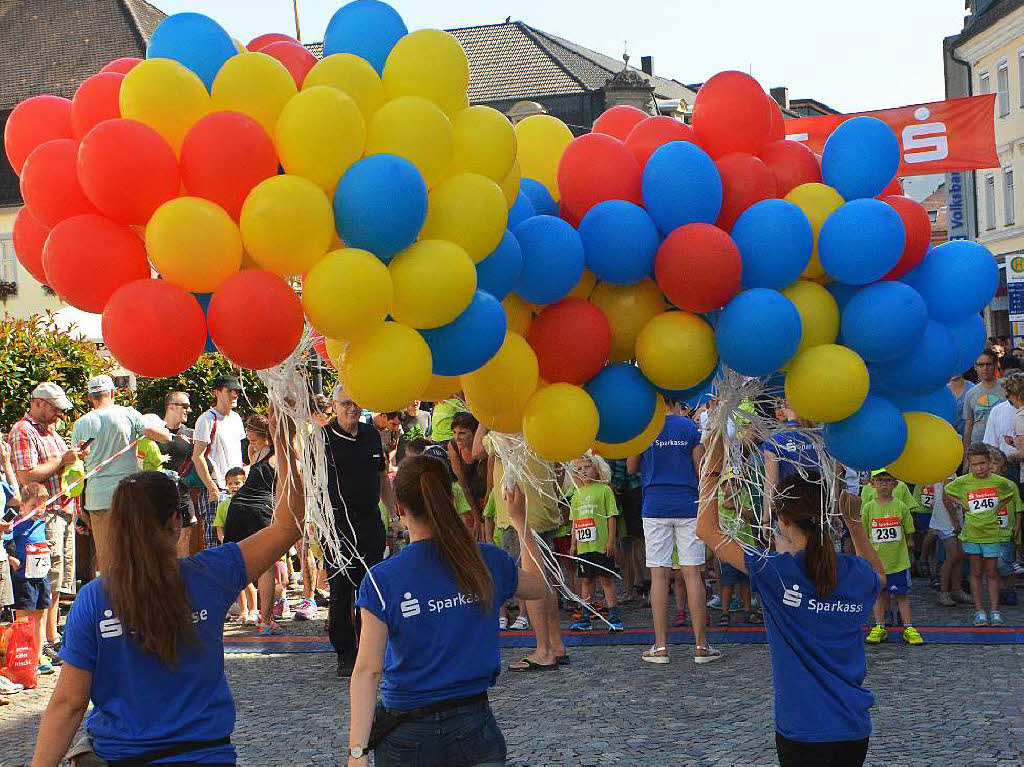 Luftballons in den Emmendinger Stadtfarben stiegen zum Start in den Himmel. Luftballons in den Emmendinger Stadtfarben stiegen zum Start in den Himmel.